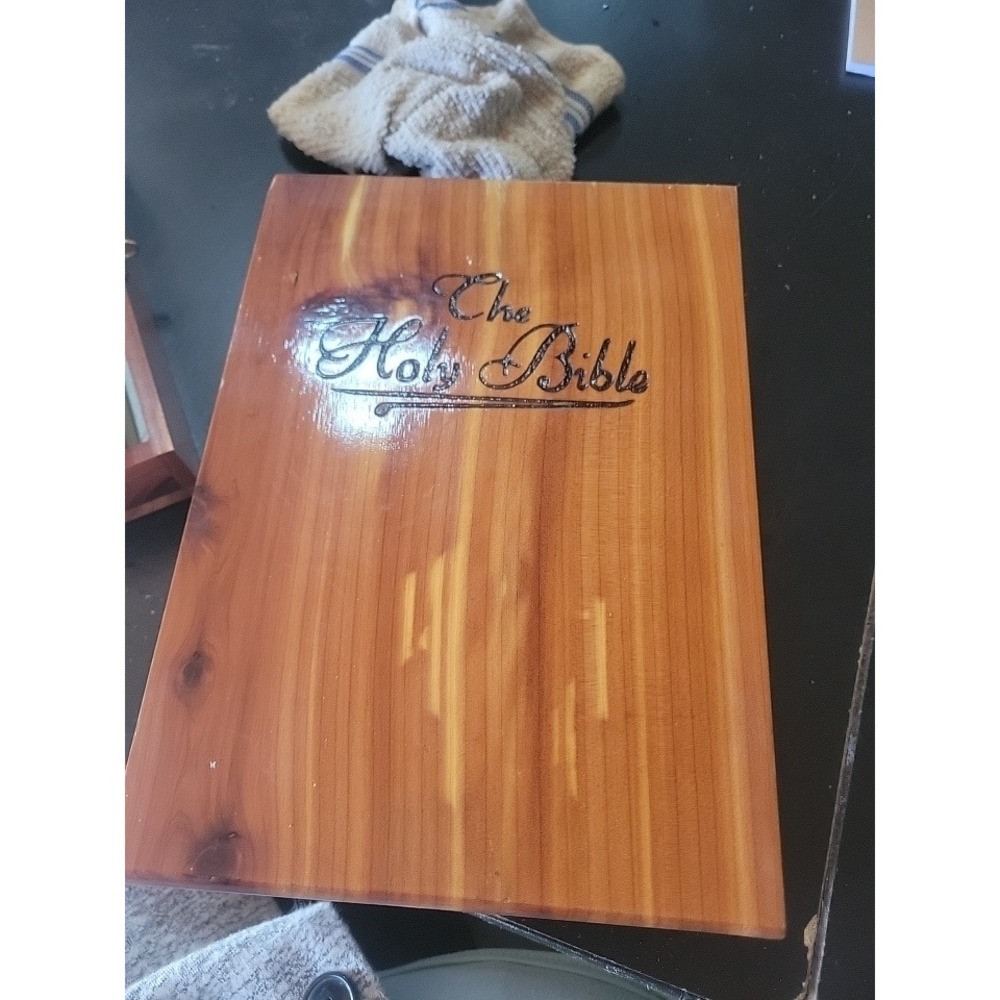 Vintage 1976 Memorial Edition Holy Bible Protestant White Cedar Wood Box Set